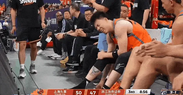 乐鱼体育官方网站-弗格送出本场第3次抢断，张镇麟脚滑踩爆球鞋下场换鞋